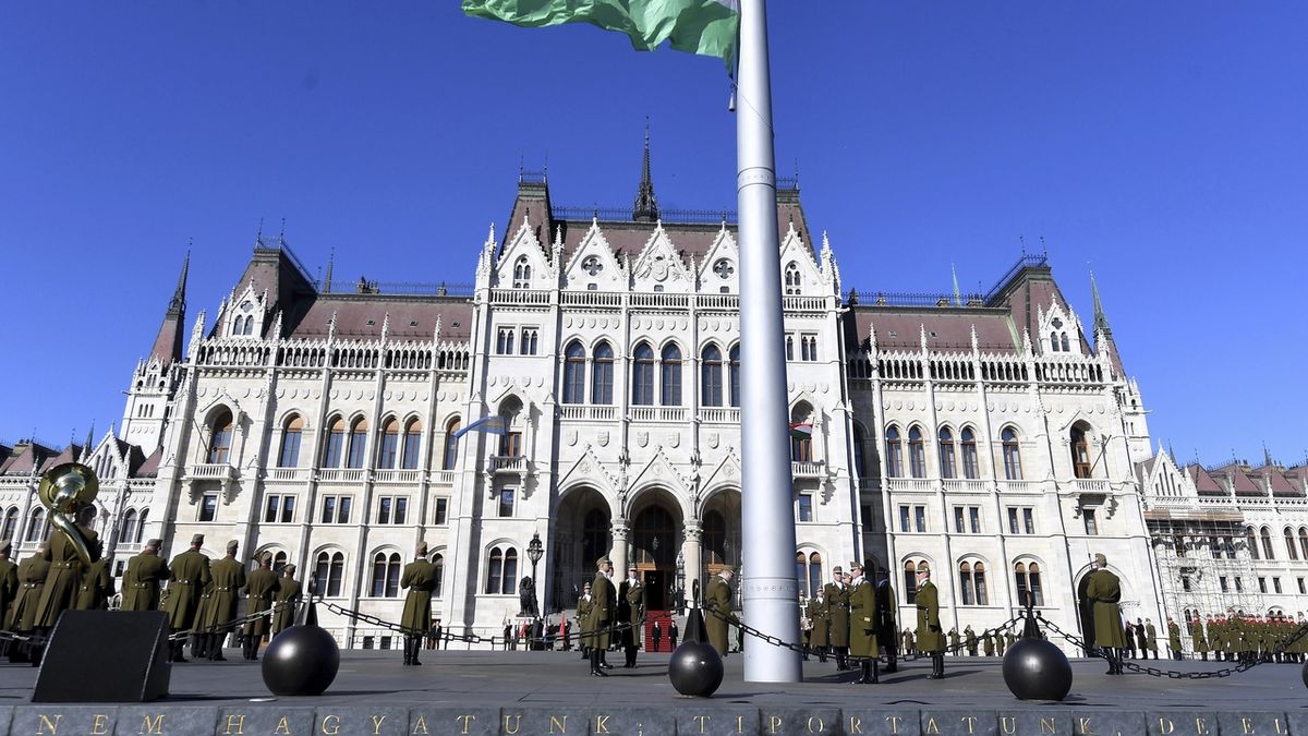 Budova maďarského parlamentu dál zůstává bez vlajky EU
